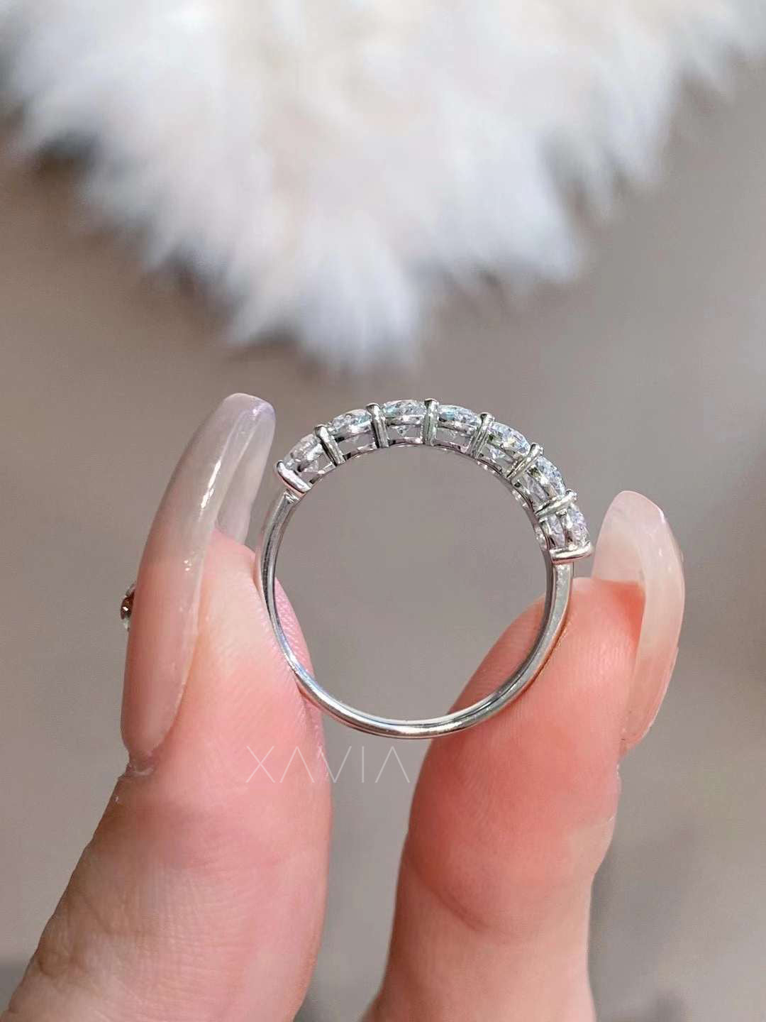 Side profile showing shared prong setting of oval half ring